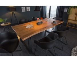 Designový hnědý jídelní stůl Mammut s vrchní deskou z masivního akáciového dřeva a se dvěma nožičkami ve tvaru U z kovu v černé barvě v industriálním stylu