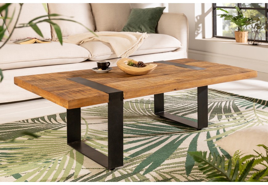 Industriální konferenční stolek Divi z masivního dřeva s nožičkami v černé barvě as masivní deskou v hnědé barvě