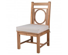 Luxusní světlá hnědá jídelní židle Molly ve venkovském stylu s rámem z masivního teakového dřeva s ozdobnou zádovou opěrkou s motivem kruhu a bílým sedacím polštářem