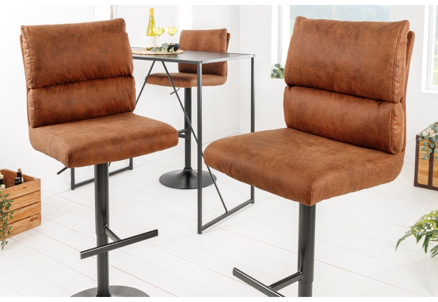 Designová industriální barová židle Kelsy v teplé hnědé barvě se sametovým potahem a černou polohovatelnou nohou