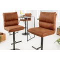 Designová industriální barová židle Kelsy v teplé hnědé barvě se sametovým potahem a černou polohovatelnou nohou