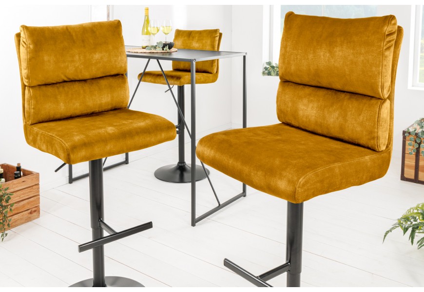 Designová barová židle Kelsy v industriálním stylu v hořčicové barvě se sametovým potahem a černou polohovatelnou nohou
