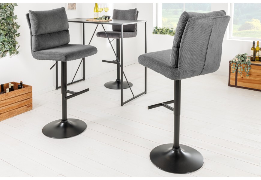 Designová barová židle Kelsy v industriálním stylu v tmavě šedé barvě se sametovým potahem a černou polohovatelnou nohou