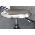 Barová otoční židle Zalias s designovým šmrncem ve stříbrné barvě s výškově nastavitelnou nohou v art deco nádechu