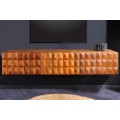 Luxusní dřevěný nástěnný TV stolek s vyřezávanou výzdobou ve tvaru jehlanů světle hnědé barvy ze dřeva mango se třemi dvířky