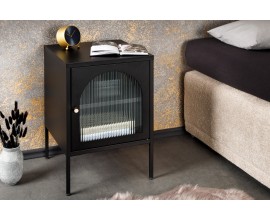 Noční stolek z kolekce Industria Durante v inudstriálním stylu v černé barvě s kovovou konstrukcí se skleněnými dvířky a poličkou