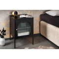 Noční stolek z kolekce Industria Durante v inudstriálním stylu v černé barvě s kovovou konstrukcí se skleněnými dvířky a poličkou