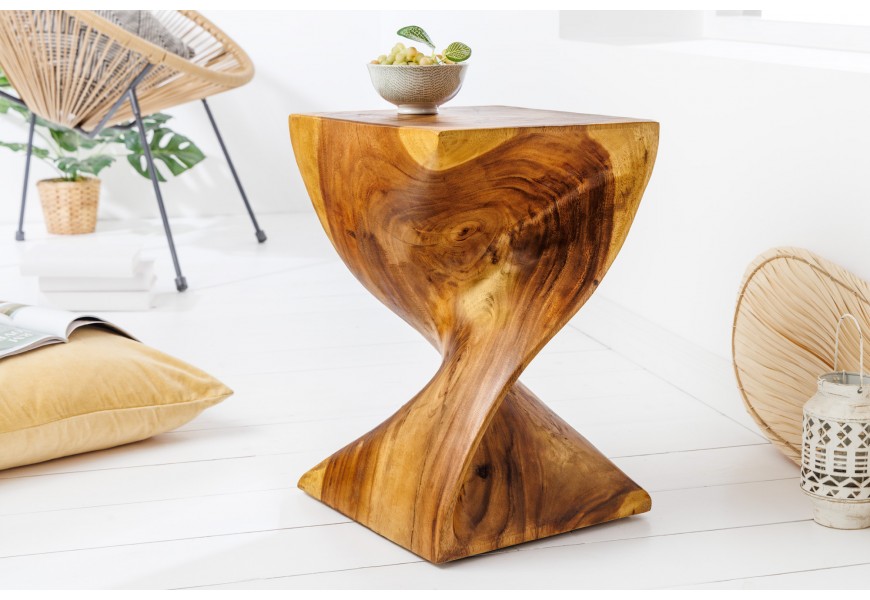 Designový příruční stolek ze suarového tropického lakovaného dřeva v tmavě hnědé barvě v atypickém tvaru z masivního exotického dřeva v medově hnědé barvě