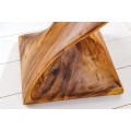 příruční stolek s designovým šmrncem v tmavě hnědé barvě v atypickém tvaru ze suarového tropického lakovaného dřeva z masivního exotického dřeva v medově hnědé barvě