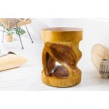 Designový kulatý příruční stolek Salian s perforovaným otvorem z exotického dřeva Suar v hnědé medové barvě lakované barvě v atypickém tvaru