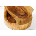 Kulatý příruční stolek Salian s designovým šmrncem s perforovaným otvorem z exotického dřeva Suar v hnědé medové lakované barvě v atypickém tvaru