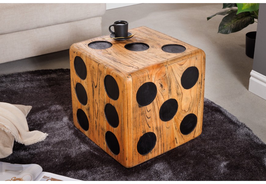 Designový příruční stolek ze dřeva mindi ve světle hnědé barvě ve tvaru hrací kostky