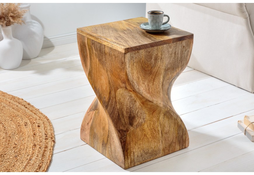Designová přírodní hnědá židle Twist z mangového dřeva s jednou zatočenou masivní nohou