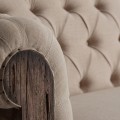 Luxusní vintage sedačka Gretchen se světlou hnědou dřevěnou konstrukcí a béžovým čalouněním v chesterfield stylu 238 cm