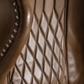Luxusn&iacute; modern&iacute; hněd&eacute; kožen&eacute; otočn&eacute; křeslo Talbot typu egg s dekorativn&iacute;m pro&scaron;&iacute;v&aacute;n&iacute;m na opěrce 81 cm
