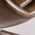 Luxusní moderní hnědé kožené otočné křeslo Talbot typu egg s dekorativním prošíváním na opěrce 81 cm