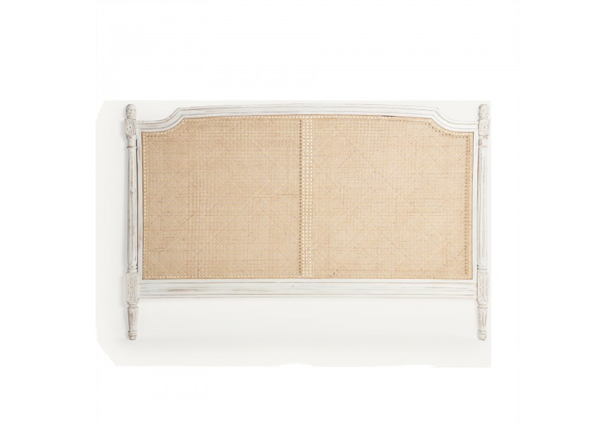 Luxusní provensálské čelo postele Vinny s vyřezávaným rámem v bílé barvě ve vintage stylu z mangového dřeva as vídeňským ratanovým výpletem v přírodní světlé hnědé barvě