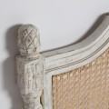 Luxusní provensálské čelo postele Vinny s vyřezávaným bílým rámem a béžovým vídeňským ratanovým výpletem 160 cm
