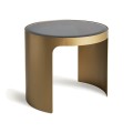 Luxusní art deco zlato černý příruční stolek Moneo s neprůhlednou skleněnou vrchní deskou a kovovou podstavou se dvěma širokými nožičkami