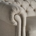 Luxusní šedá sedačka Inverness v chesterfield stylu s ozdobným prošíváním a dřevěnými nožičkami 215 cm
