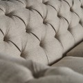 Luxusní šedá sedačka Inverness v chesterfield stylu s ozdobným prošíváním a dřevěnými nožičkami 215 cm
