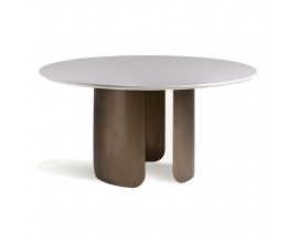 Luxusní moderní kulatý jídelní stůl Petalos se třemi hnědými designovými nohama a bílou kamennou deskou 150 cm