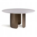 Luxusní bílo hnědý jídelní stůl Petalos se třemi kovovými zahnutýma nohama a vrchní deskou s mramorovým vzhledem