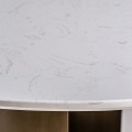 Luxusní moderní kulatý jídelní stůl Petalos se třemi hnědými designovými nohama a bílou kamennou deskou 150 cm