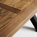 Luxusní obdélníkový industriální jídelní stůl Inar s kovovou černou matnou konstrukcí a hnědou deskou z borovicového dřeva