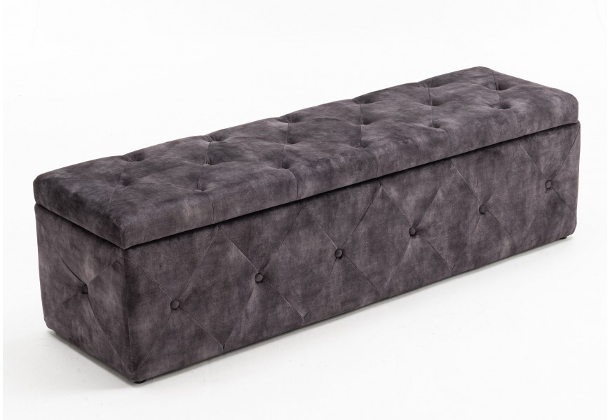 Moderní chesterfield má lavici Caledonia s unikátním priestorom tak sivým poťahom zomatu a ozdobným přešívaním s okrúhlymi gombíkmi