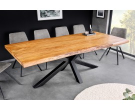 Industriální medově hnědý jídelní stůl Mammut s vrchní deskou z masivního akáciového dřeva as překříženými černými kovovými nožičkami