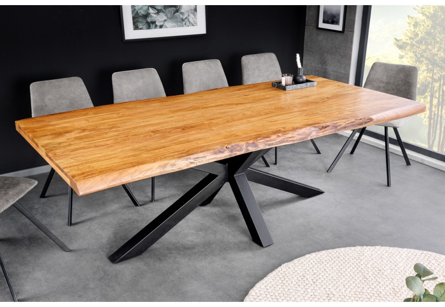 Industriální medově hnědý jídelní stůl Mammut s vrchní deskou z masivního akáciového dřeva as překříženými černými kovovými nožičkami
