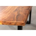 Moderní industriální konferenční stolek Mammut s vrchní deskou z masivního akáciového dřeva v přírodní hnědé barvě 120 cm