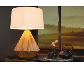 Designová světlá hnědá noční lampa Gemma s podstavou v diamantovém tvaru z teakového dřeva s bílým kulatým textilním stínítkem s kovovou konstrukcí ve zlaté barvě