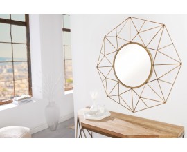 Designové zlaté art deco zrcadlo Xoia se širokým kovovým rámem s diamantovým vzorem a kulatou zrcadlovou plochou