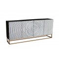 Designový glamour čtyřdveřový příborník Tocón z černo bílým reliéfem na dvířkách hranatou kovovou podstavou ve zlaté barvě z masivního mangového dřeva