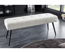 Moderní designová bílá lavice Soreli s pěnovým čalouněním a bílým potahem z buklé látky s dekorativním prošíváním na černých matných kovových nožičkách