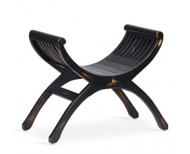 Designová masivní lavice YuYu Forja z mindi dřeva s černým záměrně sešoupaným vintage nátěrem s prohnutou sedací částí s bočními opěrkami a půlobloukovými nožičkami