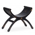 Designová masivní lavice YuYu Forja z mindi dřeva s černým záměrně sešoupaným vintage nátěrem s prohnutou sedací částí s bočními opěrkami a půlobloukovými nožičkami