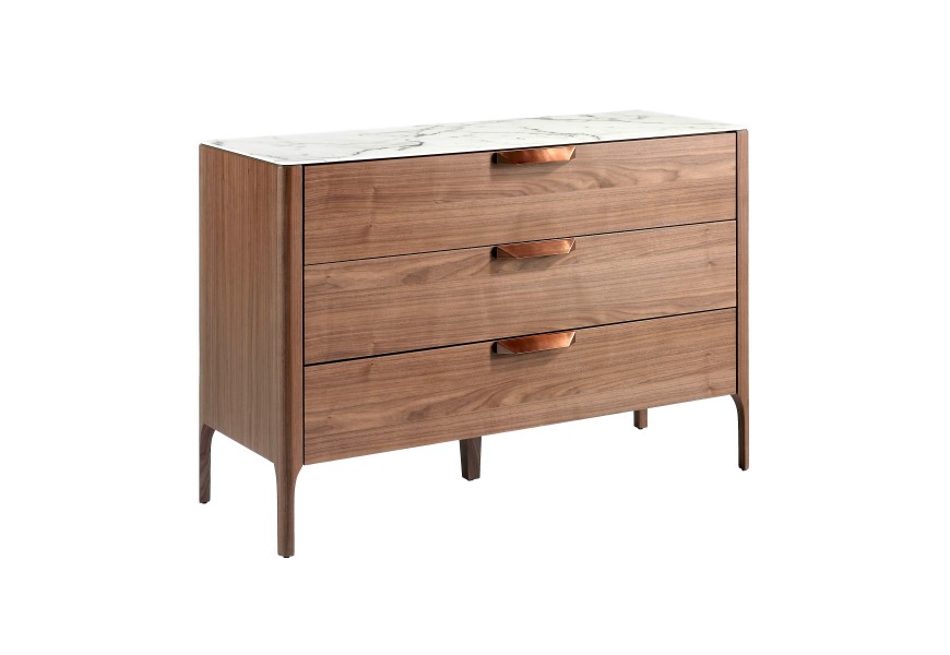 Moderní luxusní hnědá dřevěná komoda Forma Moderna se třemi šuplíky s měděnými kovovými hranatými úchyty a bílo šedou vrchní mramorovou deskou