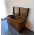 Designová uzamykatelná truhlice Star z masivu se dvěma zásuvkami 90cm