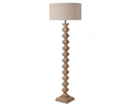 Designová stojací lampa Quart ve venkovském stylu s válcovým stínítkem v béžové barvě as dřevěnou vyřezávanou nohou v hnědé barvě