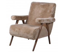 Designové venkovské světle hnědé křeslo Fluffy s potahem z ovčí kožešiny s tmavě hnědým rámem z dubového dřeva s čalouněnou opěrkou na ruce