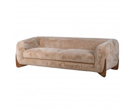 Luxusní moderní třímístná čalouněná sedačka Fluffy s designovými tmavě hnědýma nohama z ořechového dřeva a potahem z ovčí kožešiny v béžové barvě