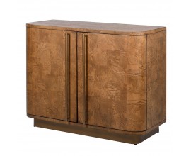 Luxusní art deco masivní dvoudveřová skříňka Ajaxio z burl dřeva v naturální hnědé barvě s dlouhými úchyty a obdélníkovou podstavou z kovu ve zlaté barvě