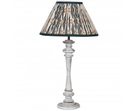 Designová vintage stolní lampa Legar s nohou z mangového dřeva v bílé barvě s patinovou povrchovou úpravou a plisovaným vzorovaným textilním stínidlem se vzory ikat v zelené, oranžové a béžové barvě