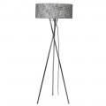 Designová vysoká moderní stojací lampa se třemi šedými lesklými kovovými nožičkami a válcovým šedým lněným stínítkem