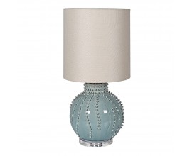 Designová moderní stolní lampa Nori se sférickou keramickou mátově zelenou podstavou s reliéfním zdobením s organickým motivem s kulatým lněným textilním stínítkem ve světle bílé barvě