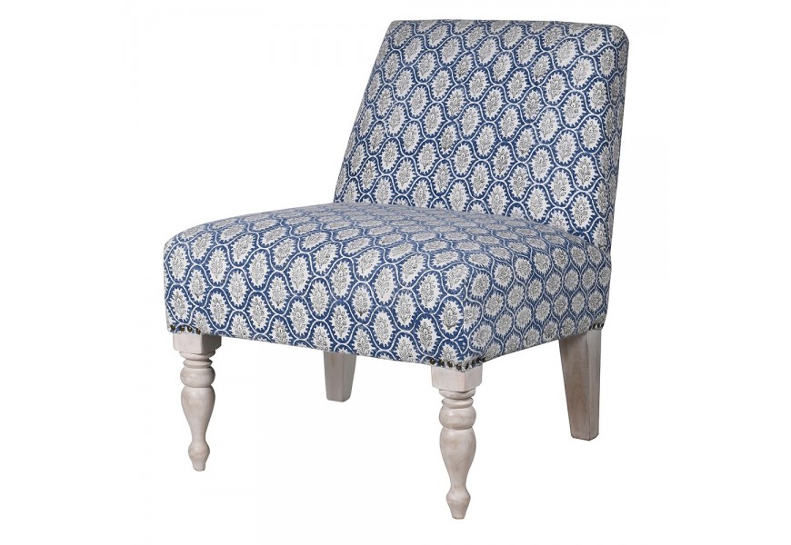 Designové vintage modro-bílé křeslo Silvia s bavlněným potahem s florálním ornamentálním vzorem a nožičkami z mangového dřeva s vyřezávaným zdobením a bílým nátěrem s vymytým efektem bez bočních opěrek