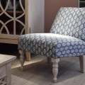 Designové venkovské křeslo Silvia se vzorovaným modrým potahem a vyřezávanými bílými dřevěnými nožičkami 77 cm